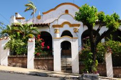 Un palazzo in stile europeo del XIX° secolo nel centro di Asuncion, Paraguay. E' una delle più antiche città del Sud America, nota anche come "Madre delle Città".

 ...