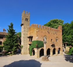 Un palazzo in stile medievale, con la torre dell'orologio, ...