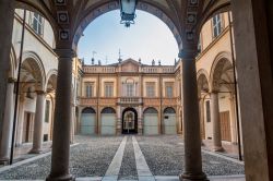 Un palazzo in Via Alberoni nel centro storico di Piacenza in Emilia - © Claudio Giovanni Colombo / Shutterstock.com