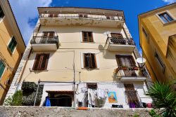 Un palazzo nel centro di Eboli, cittadina in provincia di Salerno in Campania - © maudanros / Shutterstock.com