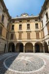 Un palazzo nobiliare in centro a Riva di Solto sul Lago d'Iseo (Lombardia) - © Claudio Giovanni Colombo / Shutterstock.com