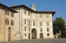 Un palazzo storico affacciato su Piazza dei Cavalieri a Pisa, Toscana.



