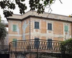 Un palazzo storico del centro di Chiavari, Liguria. Fra i simboli di questa cittadina, capitale del Tigullio, vi sono palazzi e portici antichi.

