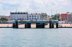 Un panorama degli edifici nel centro di Port City, nei pressi di Bordeaux, da una barca da pesca nel bacino d'Arcachon, Francia - © saranya33 / Shutterstock.com