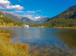 Un panorama del lago nei pressi di Ainsa, Pirenei, Spagna. Sullo sfondo le montagne di questo territorio la cui rinascita è basata sul rilancio del turismo con sport invernali ed estivi ...