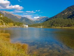 Un panorama del lago nei pressi di Ainsa, Pirenei, Spagna. Sullo sfondo le montagne di questo territorio la cui rinascita è basata sul rilancio del turismo con sport invernali ed estivi ...