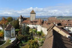 Un panorama della città medievale di Murten, Svizzera. E' conosciuta per le fortificazioni, le torte (la Nidel Kurchen alla crema) e gli elefanti.



