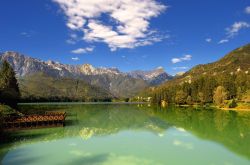 Un panorama spettacolare del Lago di Barcis in Valcellina, Friuli