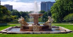 Un parco cittadino con una fontana scultorea, Cleveland, Ohio.
