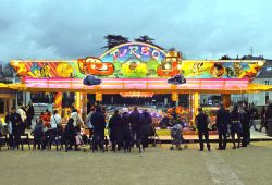 Un parco divertimenti con giostre a Chartres di sera, Francia - © Nick_Nick / Shutterstock.com