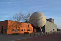 Un parco per trampolini indoor in un moderno edificio di Ostenda, Belgio - © DDH_image / Shutterstock.com