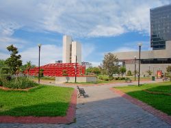 Un parco pubblico di Monterrey, Messico, con panchine e area svago.

