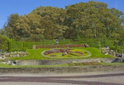 Un parco pubblico nella città di Ostenda, Belgio, con un orologio solare.
