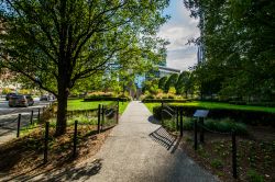 Un parco pubblico nella downtown di Pittsburgh, Pennsylvania (USA). Qui si può passeggiare e riposare all'ombra degli alberi durante le calde giornate afose.
