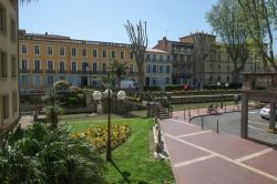 Un parco verde nel centro della città di Narbona, Occitania, Francia - © MTravelr / Shutterstock.com