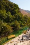 Un particolare dei laghetti di Cavagrande a Avola, Siracusa. Acqua limpida e cristallina circondata da boschi e natura selvaggia.
