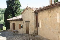 Un particolare architettonico del borgo de La Scola di Vimignano a Grizzana Morandi  - © Carlo Pelagalli / Wikipedia