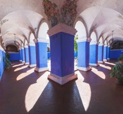 Un particolare del chiostro di Santa Catalina, Arequipa, Perù. Questa cittadella religiosa all'interno di Arequipa è un susseguirsi di giardini, chiostri, parchi e sale.



 ...