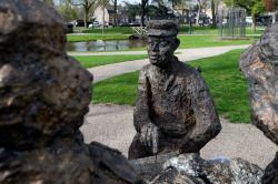 Un particolare del monumento ai mangiatori di patate di Van Gogh a Nuenen, in Olanda - © Ronald Wilfred Jansen / Shutterstock.com