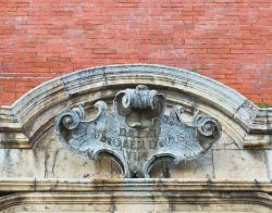 Un particolare della facciata della chiesa dell'Assunta a Moliterno - © Mi.Ti. / Shutterstock.com