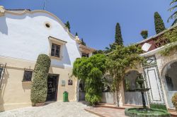 Un particolare dell'architettura nei giardini di Mar i Murtra a Blanes, Costa Brava, Spagna  - © joan_bautista / Shutterstock.com