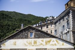 Un particolare delle case del centro storico di Cervione (Corsica)