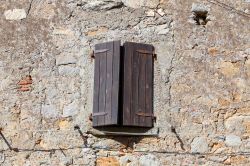 Un particolare di una casa del borgo medievale in sasso di Giglio Castello