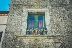 Un particolare di una casa in sasso del borgo di Gerace, Calabria