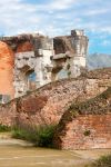 Un particolare della struttura dell'anfiteatro romano di Santa Maria Capuavetere in Campania - © Gabriela Insuratelu / Shutterstock.com