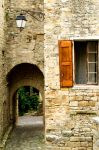 Un passaggio ad arco nel borgo medievale di Anduze, Francia.
