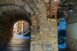 Un passaggio coperto nel centro storico di Capalbio, Toscana. Il borgo vecchio offre scorci fotografici di grande bellezza - © robertonencini / Shutterstock.com