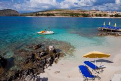 Un pedalò sulle acque limpide della spiaggia di Ksamil, costa sud, Albania - © Martchan / Shutterstock.com