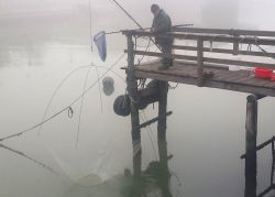 Un pescatore a Casalborsetti sulla riviera romagnola ...