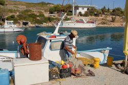 Un pescatore al lavoro al porto di Arki, Dodecaneso (Grecia) - © Xydas Yiannis / Shutterstock.com