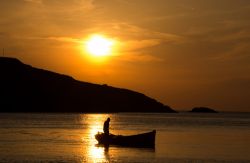 Un pescatore al tramonto, isola di Kythnos in Grecia, arcipelago delle Cicladi
