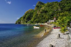 Un pescatore all'opera sulla spiaggia di Soufriere in Dominica - © gadzius / Shutterstock.com