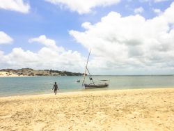 Un pescatore con la sua barca davanti alla spiaggia di Manda Island, Kenya, Africa.

