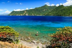 Un pescatore sul mare limpido di Scott's Head, in Dominica (Caraibi)