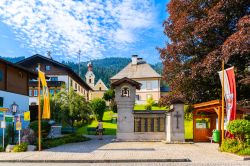 Un piccolo edificio religioso nella piazza del villaggio di Going am Wilden Kaiser, Tirolo (Austria)  - © Pawel Kazmierczak / Shutterstock.com