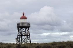 Un piccolo faro sulla costa di Scheveningen in Olanda