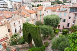 Un piccolo giardino nel centro storico di Cannes, ...