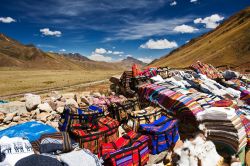 Un piccolo mercato artigianale a Abra la Raya a Puno, Perù. Questo passo montano con i suoi 4.338 metri di altezza rappresenta il punto più alto sulla strada per Cuzco.
