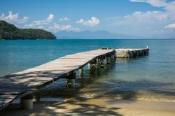 Un piccolo molo a Mangues Beach, Ilha Grande, a sud dello stato di Rio de Janeiro, Brasile.
