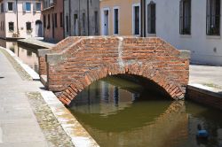 Un piccolo ponte tra i canali di Comacchio in ...