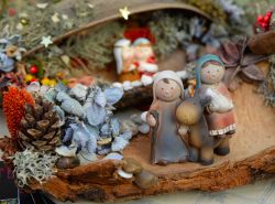 Un piccolo Presepe esposto ai mercatini di Natale di Grazzano Visconti - ©  Natale a Grazzano Visconti
