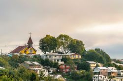 Un piccolo quartiere di Puerto Montt, Cile, con le case in cima alla collina.

