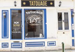 Un piccolo studio di tattoo nel villaggio di Saint-Jean-de-Luz, Francia - © livcool / Shutterstock.com