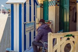 Un pittore decora una cabina sul lungomare di Deauville, Normandia (Francia) - © Jacky D / Shutterstock.com