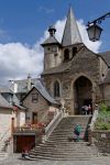 Un pittoresco angolo del borgo di Estaing, Francia. La chiesa di Saint Fleuret sorge in cima a una rampa di scale vicino all'ingresso del castello  - © Pierre Jean Durieu / Shutterstock.com ...