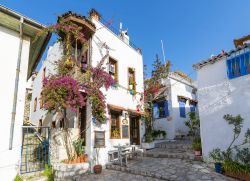 Un pittoresco angolo del centro storico di Marmaris, Turchia. Le tradizionali abitazioni dall'intonaco bianco si affacciano sulle stradine lastricate - © Nejdet Duzen / Shutterstock.com ...